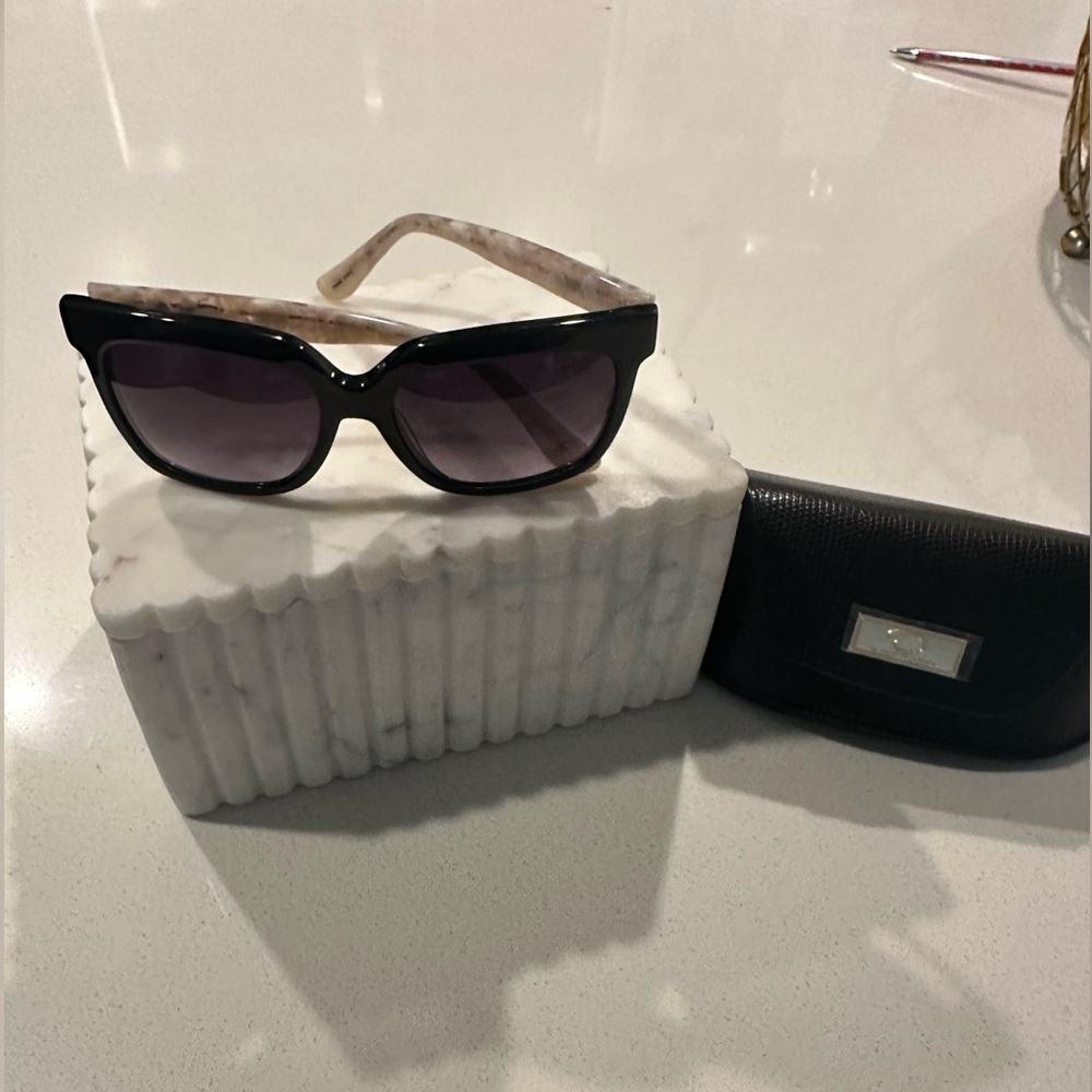Oscar de la Renta Black Classic Sunglasses